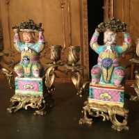 Paire de candélabres en bronze ciselé et doré et céramique, ancien travail dans le goût du XVIIIe