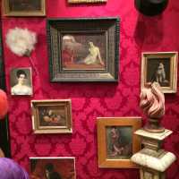 Mur de tableaux anciens