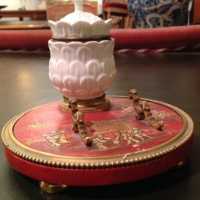 Encrier avec panneau de laque, en porcelaine blanche XXème siècle