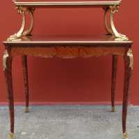 Table à thé d’époque Napoléon III en bois de rose et bronze doré à décor de dauphins