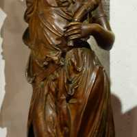 Porte torchère départ d'escalier en fonte de fer représentant une femme drapée d'après un modèle de Carrier Belleuse, fin du XIXe