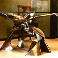 « La Faiseuse d’amour », table rare de la sculptrice Caroline Lee, plaques de laiton martelé assemblées par soudure, pièce unique, ca 1970