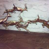 Grande sculpture murale « gazelles » de Bijan en laiton, 1970