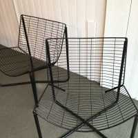 Deux fauteuils scandinaves en treillis de métal, Modèle "Jarpen", par Niels GAMMELGAARD, ca 1980