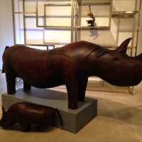 Banc et repose pied en forme de rhinocéros, cuir, Abercrombie & Fitch, ca 1960