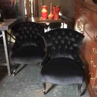 Paire de fauteuils capitonnés Napoléon III retapissés de velours de coton Kvadrat