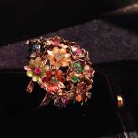 Bague en or 18 carats, fleurs en émail et pierres fines, circa 1970