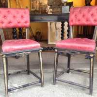 Fausse paire de chaises Napoléon III, bois noirci, dorures d'origine et tapissées de soie