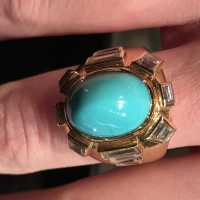 Bague en or jaune 18 K, sertie d’une imposante turquoise en cabochon