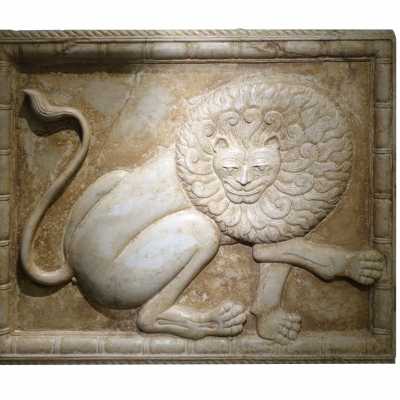 Large marble plate depicting a lion in relief carved and engraved. 17th century, North India