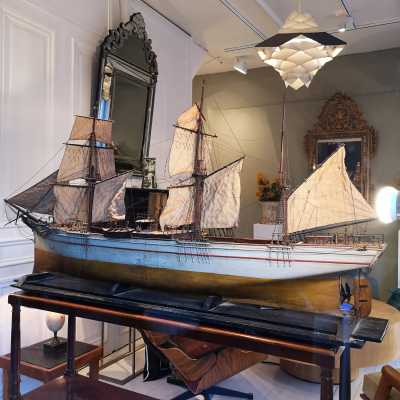 Dialog of pieces of character at Jean-François Hubeaux's