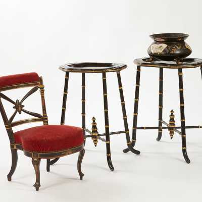 Composition Napoléon III, deux sellettes, une chaise de fumeur, un cache-pot en biscuit laqué, 19e siècle