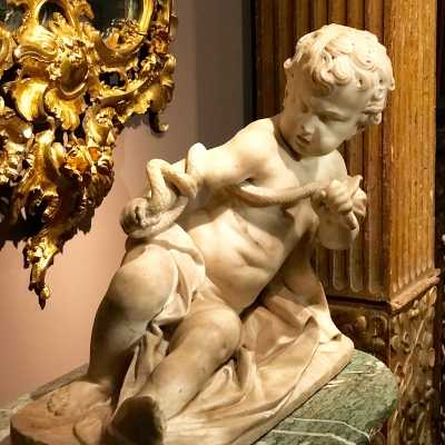 Hercule enfant étouffant un serpent, d’après l’œuvre d’Alessandro Algardi (1595-1654), groupe en marbre blanc, France ou Italie, époque Louis XIV, fin du XVIIe siècle – début du XVIIIe siècle