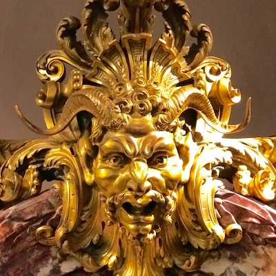 Exceptionnel Masque de satyre en bronze ciselé et doré, détail du couronnement d’une cheminée monumentale de style Louis XIV provenant d’un château dans les Yvelines. Ancienne collection du Maharaja d'Indore Yeshwant Rao Holkar II en 1928.