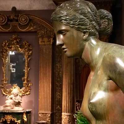 Détail de l’Aphrodite de Cnide, modèle de l’œuvre de Praxitèle aujourd’hui conservée au sein des musées du Vatican, bronze patiné signé par Ferdinando Marinelli à Florence, fin du XIXe siècle