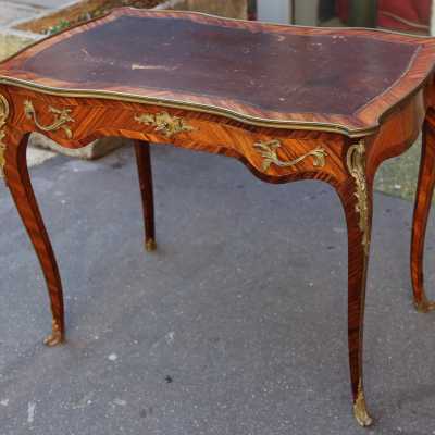 Table bureau de dame de style Louis XV en placage de bois de violette, un tiroir en ceinture époque fin XIX