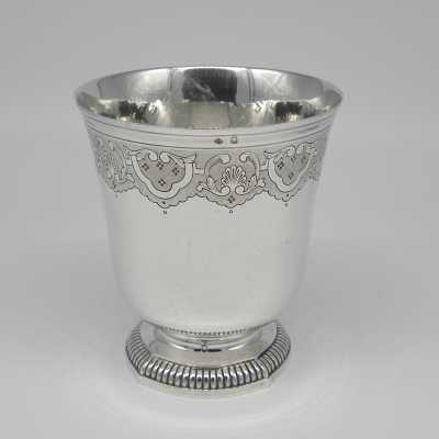 Grande timbale en argent (925°/°°) sur pièdouche à godrons. Maitre Orfèvre: PUIFORCAT.
