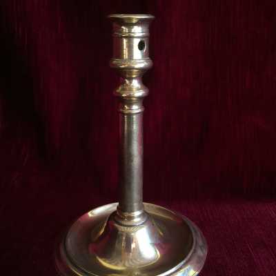 Tapered baluster shaft, ringed at the base and below the binet