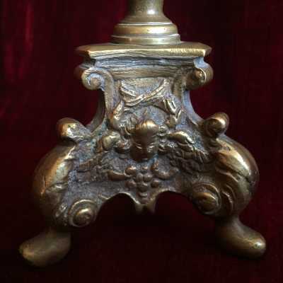 Decorated with three faces of cherubs surrounded by foliage garlands, three feet of pedestal enhanced with acanthus leaves