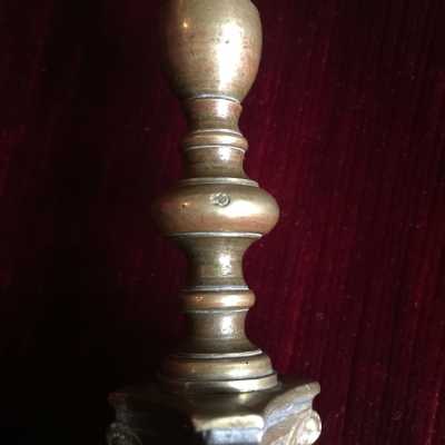 Mark (crowned C-shaped punch) on the center ring of the baluster trunk and on one of the feet