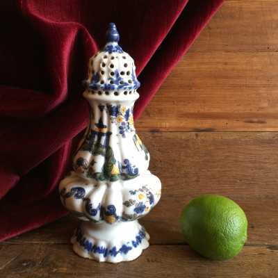 Baroque sugar sprinkler, 18th century, in Italian earthenware by Nove Di Bassano (Antonibon Le Nove workhome)
