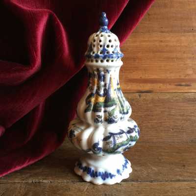 Baroque sugar sprinkler, 18th century, in Italian earthenware by Nove Di Bassano (Antonibon Le Nove workhome)