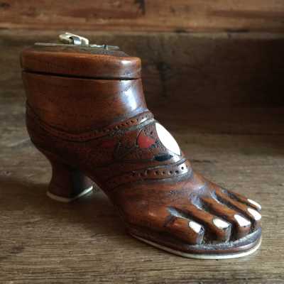 Foot-shaped in a sandal with heel, finely decorated with inlaid wood and mother-of-pearl inlays and small guilloche decorations, bone sole