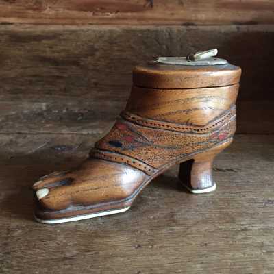 Very beautiful patina of origin. Amazing realism in the respect of proportions where the light bumpy ankle feels to the touch when taken in hand