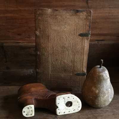 Snuffbox in Chestnut, Bone and Mother-of-Pearl - Foot in bone with Enchassed Dices - XIXth Folk Art