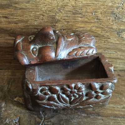 Side decor with a bouquet of foliated flowers, and a duck opposite, below a fish