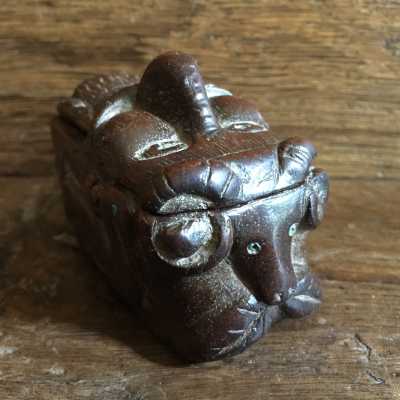 The horns of the fauna are also the songs of the goat on the one side, the goat eats leaves, on the other side of the world which closes to the beard of fauna
