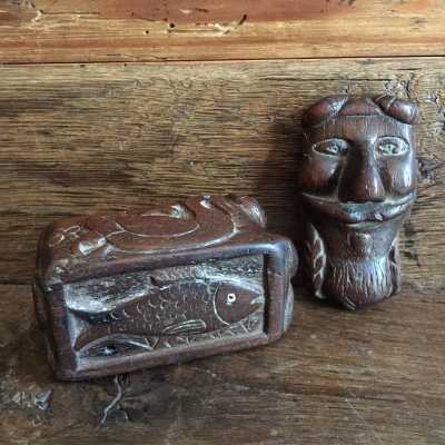 Snuffbox carved wood, eyes glass beads, 3 sides are linked by their decorations, cover with a fauna in half round-bump