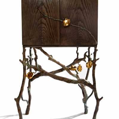 Cabinet in aok wood and bronze feet model Nest