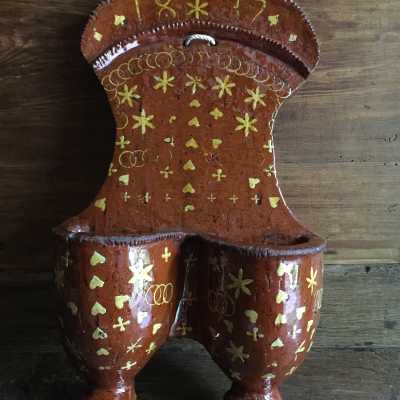 The gift of a wedding gift, then the symbolism of the pattern. Red earth with high quality decoration both technical and aesthetic. Work popular early nineteenth fashionable in the rural society of Beauvais area