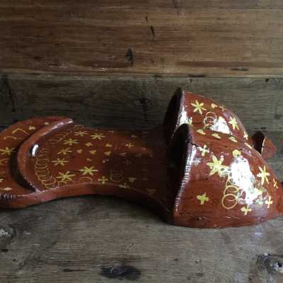 Typical shapes and colors of this pottery production: geometric and symbolic decorative motifs (hearts, crosses, circles, floral plants) applied in a flat fan-shaped piece with two bowls in half bowls like the clams