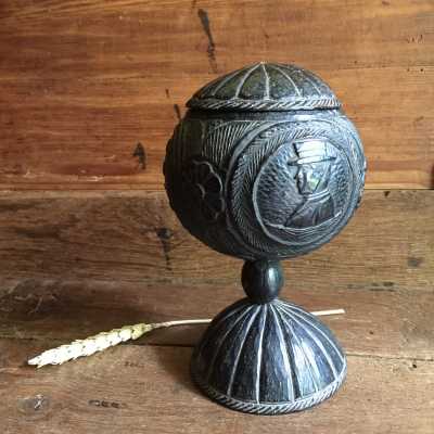 Objet du Bagne Noix de Coco sculptée et datée "Balbon Eugène Sir Guyane 1888"