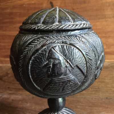 We guilloche background, decoration of 3 circular cartridges surrounded by palm leaves and florets