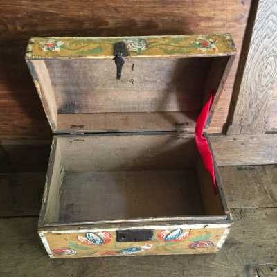 Undecorated inside, back and underside of the coffer (as always on ancient Norman chests).