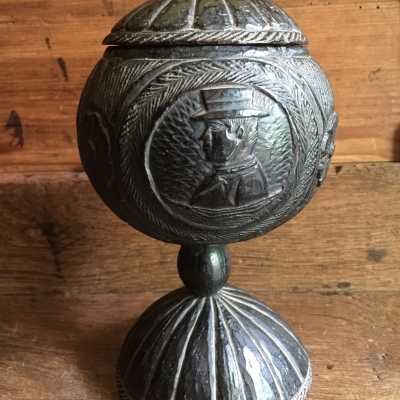 The objects of the cage in coconut carved, also called "coconut palms" in french, were made by released convicts