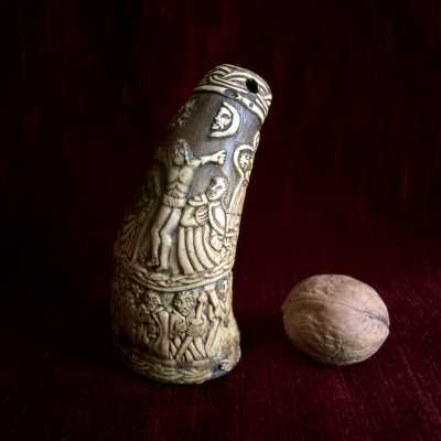 Snuffbox in horn entirely carved in relief carve; XVI / XVIIth; Scandinavia? Friezes decorated with interlacing to identify Scandinavian provenance, and the combination of horn and softwood