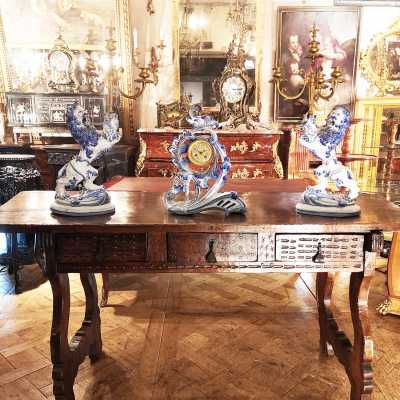 Spanish console table in walnut, 17th century