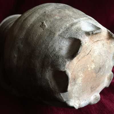 Appearance of sigillé firing, but not to be confused with a piece cooked in reduction: anthracite gray color due to its use (smoke black, traces of old wax inside), original pink earth color visible below