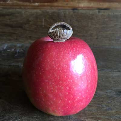 Good condition, object of curiosity and popular art, gift of lovers and exceptional feat of sculpture as this miniature cut in a core (plum or apricot), gift of lovers to his bride