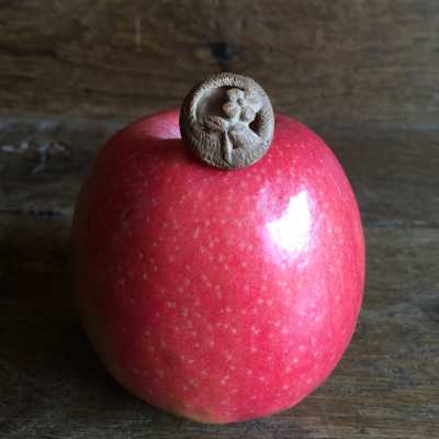 Good condition, object of curiosity and popular folk art, exceptional feat of sculpture as this miniature cut in a core (plum or apricot), gift of lover to his bride