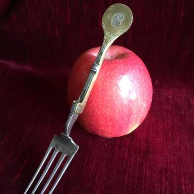Hunting fork, folding with sprung system, in wrought iron and brass, engraved decoration