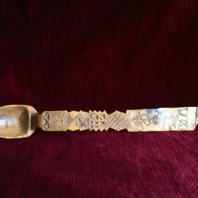 To underline, the details of the carved hollow decorations, geometric and floral patterns, and the initials, one of which has been erased ... a spouse who fell out of favor?