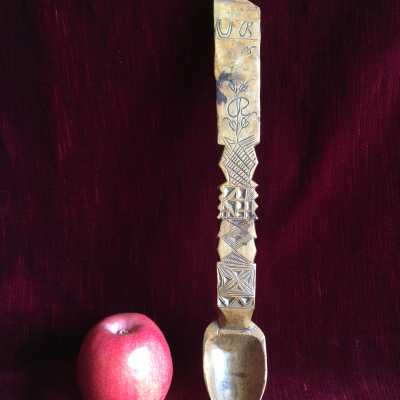 Wedding spoon with guilloche decoration and engraved initials. Fruit-tree wood carved. Work of folk art, Pyrenees? Spain? Great quality. To underline, the details of the carved hollow decorations, geometric and floral patterns, and the initials, one of which has been erased ... a spouse who fell out of favor?