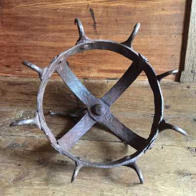 Hunting pieces, small pieces of smoking meat, sausages ... were hung there, on this kitchen crown; good old condition, no hook missing, in its original patina
