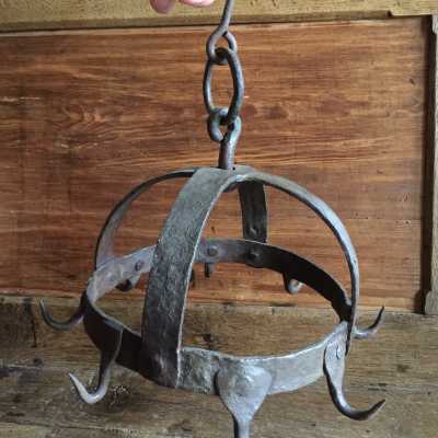 The office, kitchen crown, suspended in the kitchen of French manors and castles, as in large residences, was generally placed near the hearth, sometimes directly in large chimneys