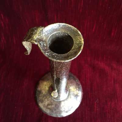 The upper circular part retaining the wax which surmounts the cylinder is monoxyle with the gripping hook